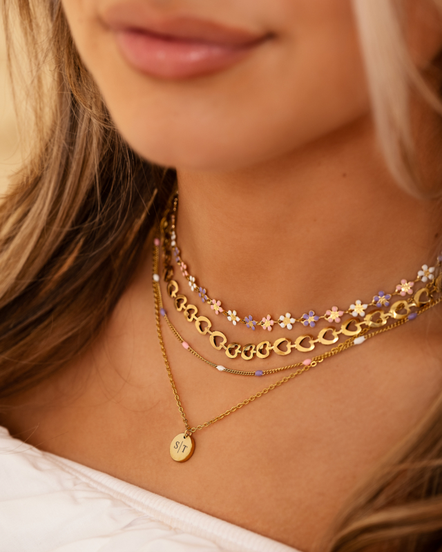 Mix van gekleurde en gouden kettingen