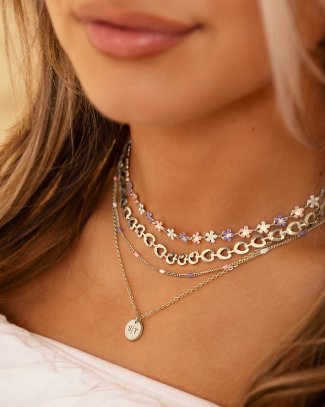 Mix van gekleurde en zilveren kettingen