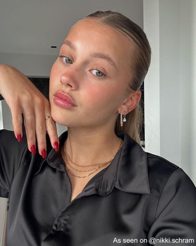 Influencer draagt gouden sieraden van finaste