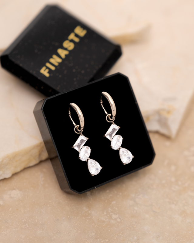 Zilveren oorbellen met steentjes in sieradendoosje