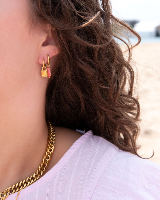 Mooie oorringetjes in het goud in het oor