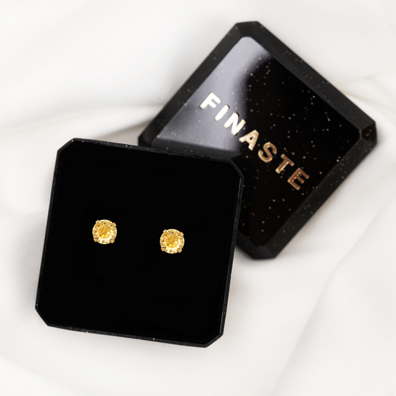 Stud oorbellen met champagne steentje in sieradendoosje