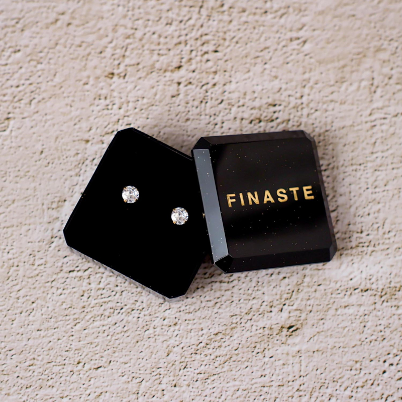 Gouden sparkle studs in sieradendoosje