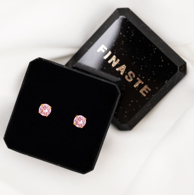 Stud oorbellen met roze steentje in sieradendoosje