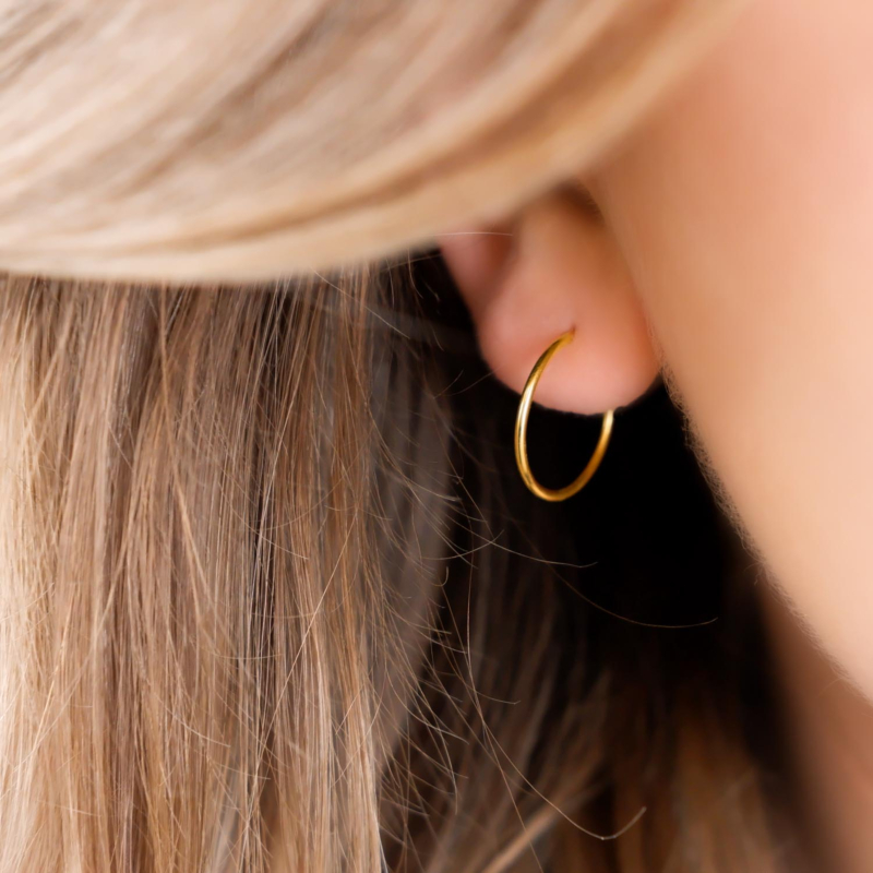 Vrouw draagt sterling zilveren oorbellen 