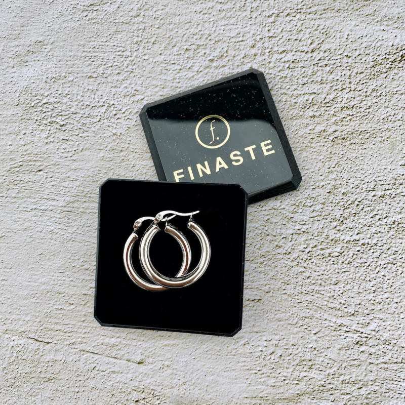 Trendy oorringen in een sieradendoosje om te dragen