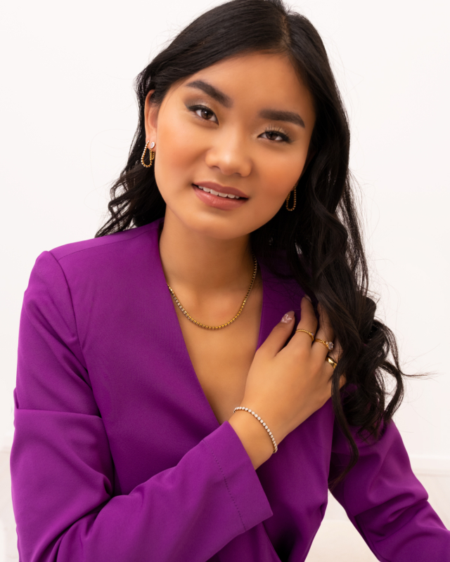 Opal ketting oorbellen bij model in oor