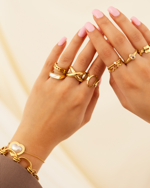 Gouden ringen mix om vingers