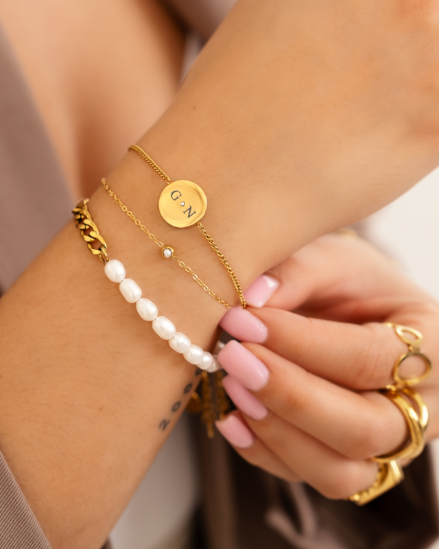 Model draagt gouden armparty om pols