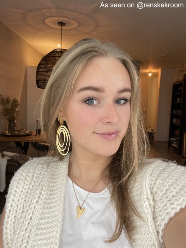 Influencer draagt gouden hartjes ketting