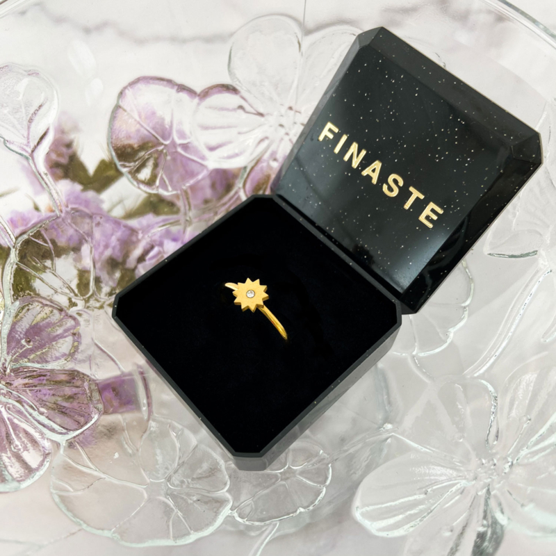 Shop de ringen in een sieradendoosje