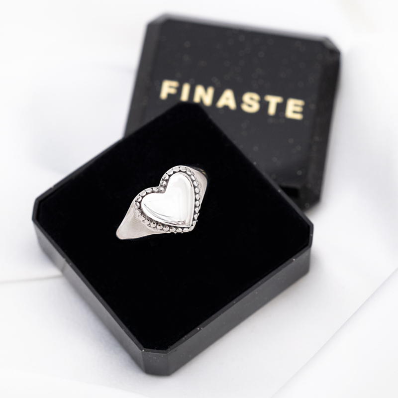 Zilveren hartjes zegelring in sieradendoosje