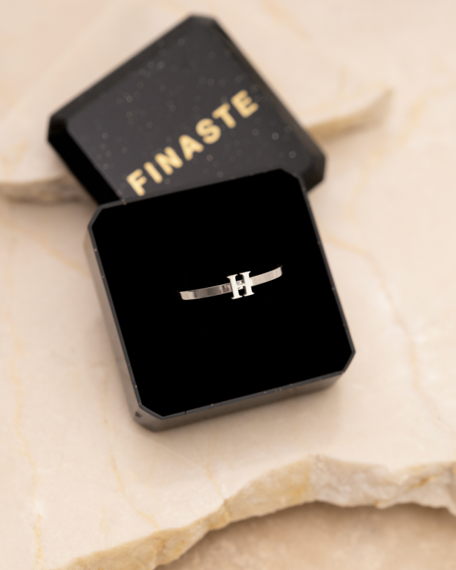 Zilveren ring met letter in sieradendoosje