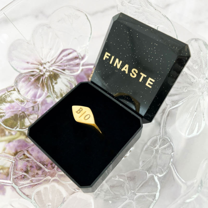 Gouden zegelring in een sieradendoosje van Finaste