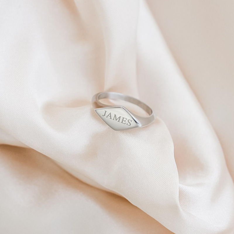 Zilveren zegelring met naam