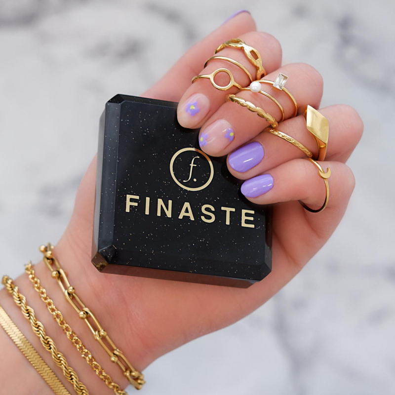 trendy mix van ringen om de hand voor een mooie look