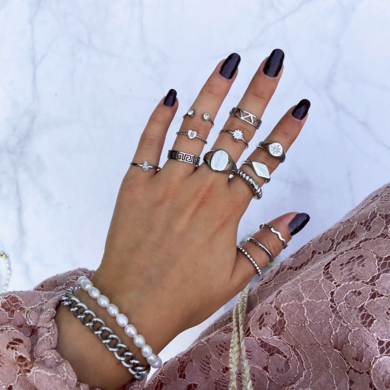 Mooie graveerbare zilveren zegelring met andere ringen