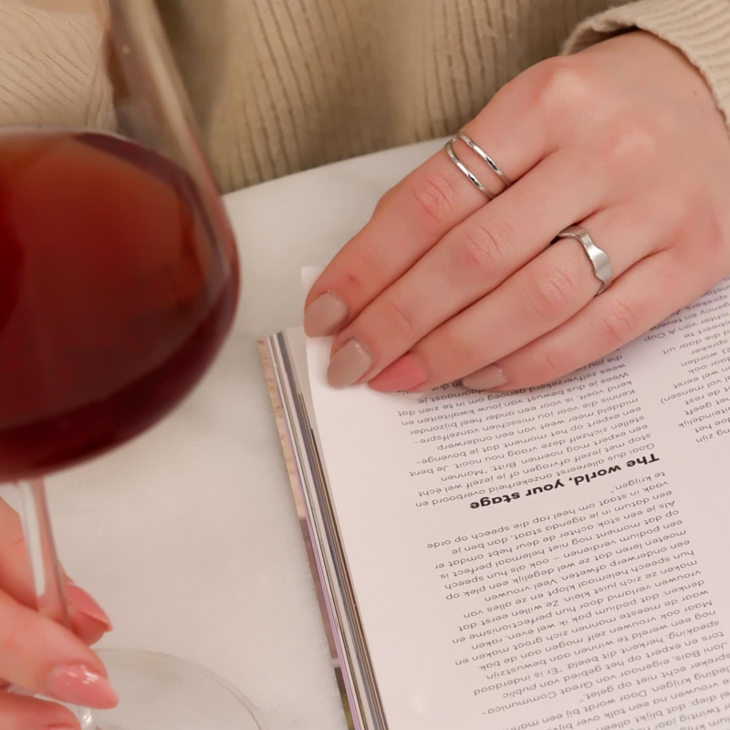 goudkleurige ringen om de hand voor een mooie look