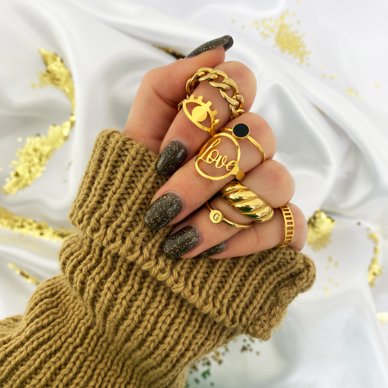 gouden ringen om vingers