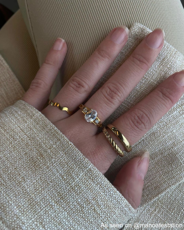 Influencer draagt gouden ringen