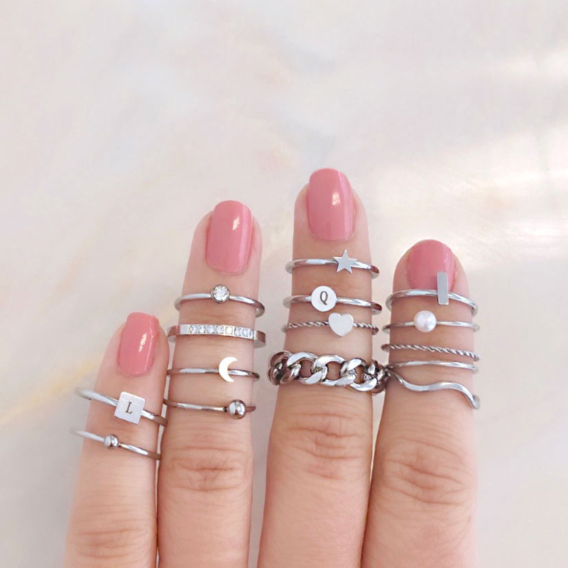 Zilverkleurige ringparty om vingers