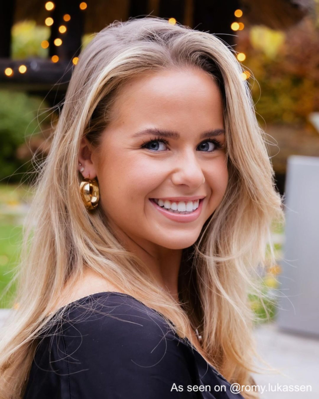 Influencer draagt gouden hoops