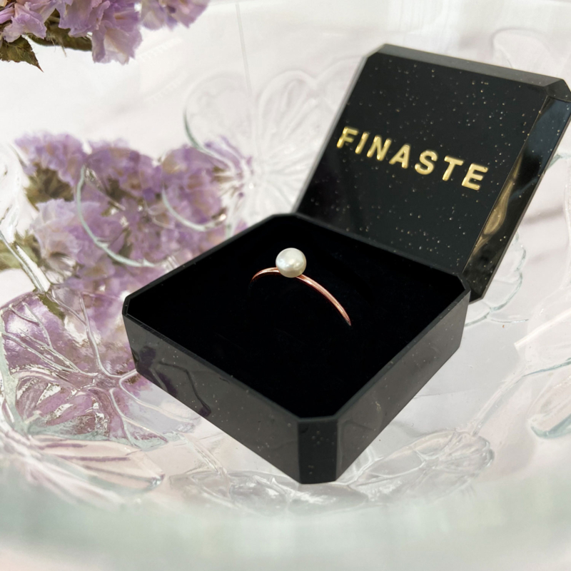 Ring met pareltje rosegoud in sieradendoosje