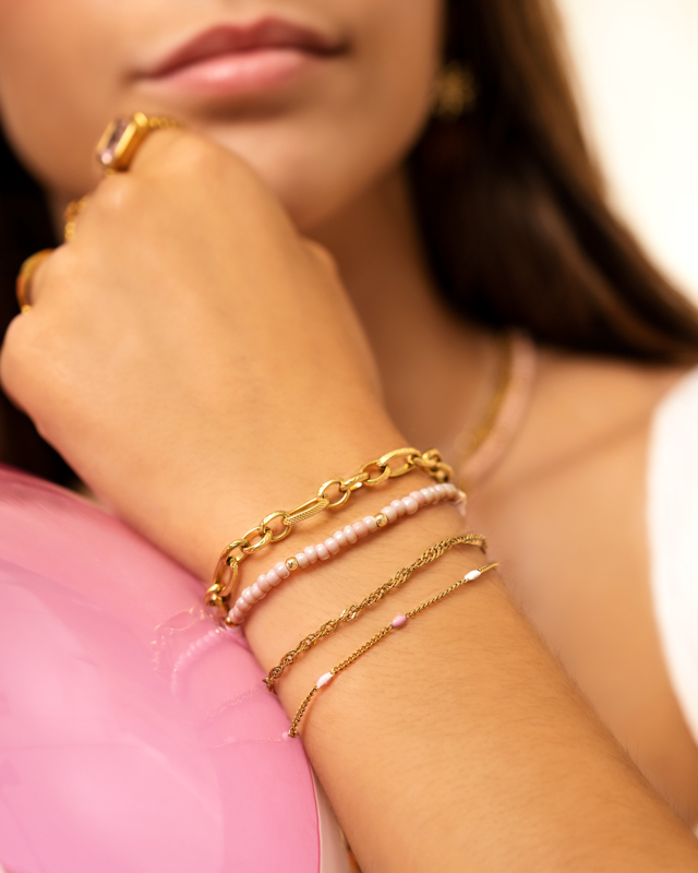 Model draagt armbanden mix