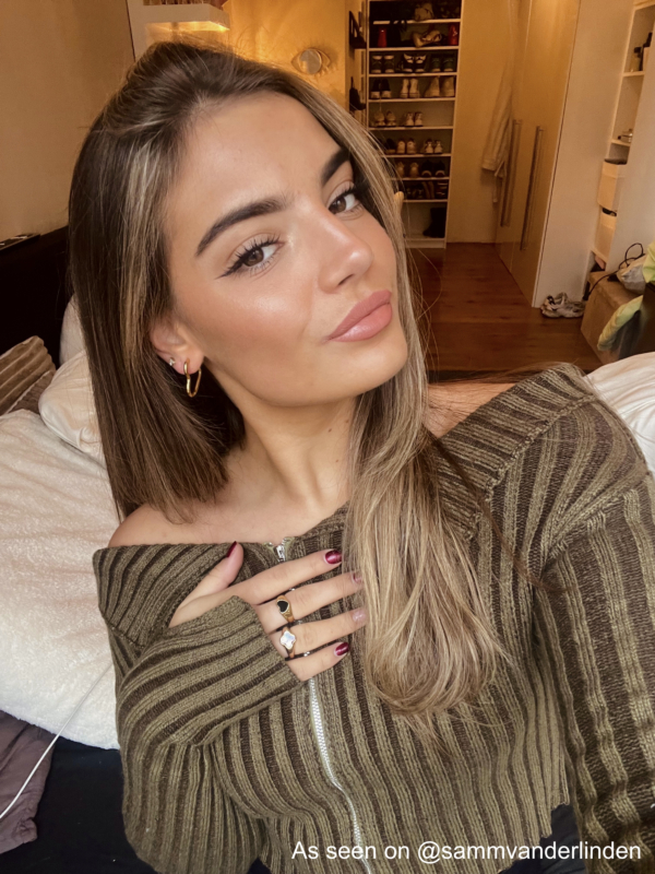 Influencer draagt gouden finaste sieraden