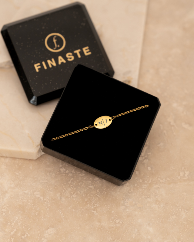 Naam armband goud in sieradendoosje