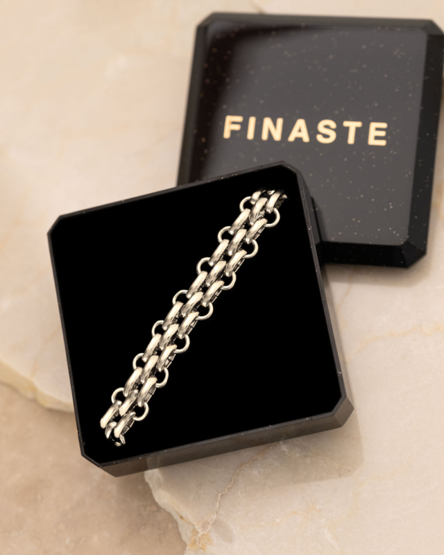 Zilver sieraad in sieradendoosje