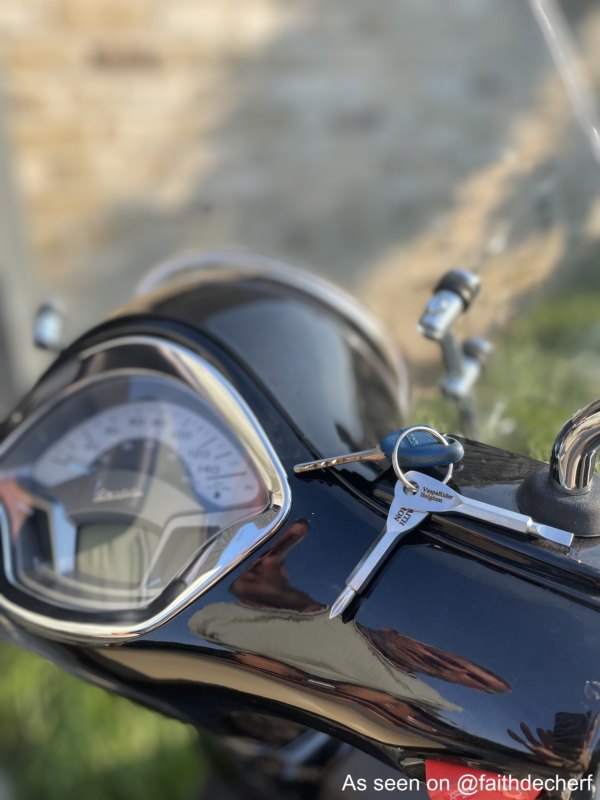 Influencer heeft zilveren schroevendraaier sleutelhanger