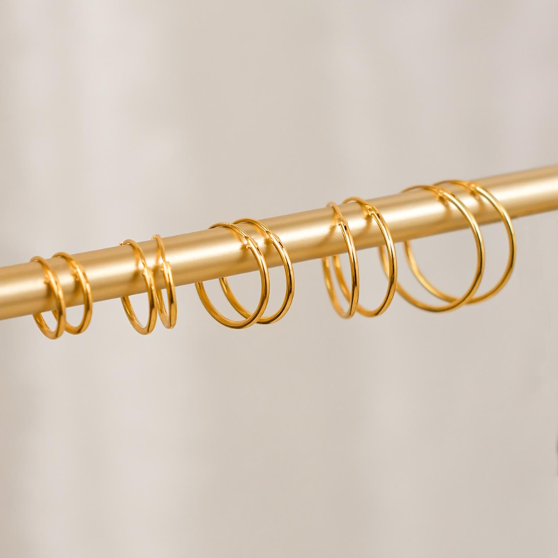 Gouden sterling oorbellen op een hanger