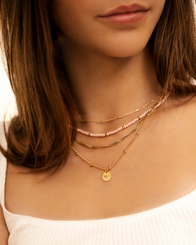 Gouden fijne kettingen om hals