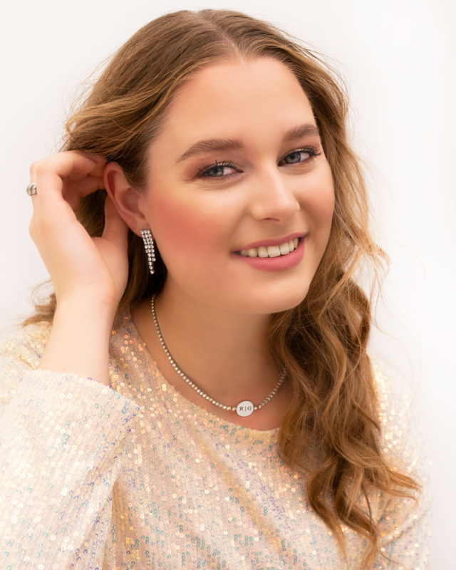 Look met zilveren tennis oorbellen