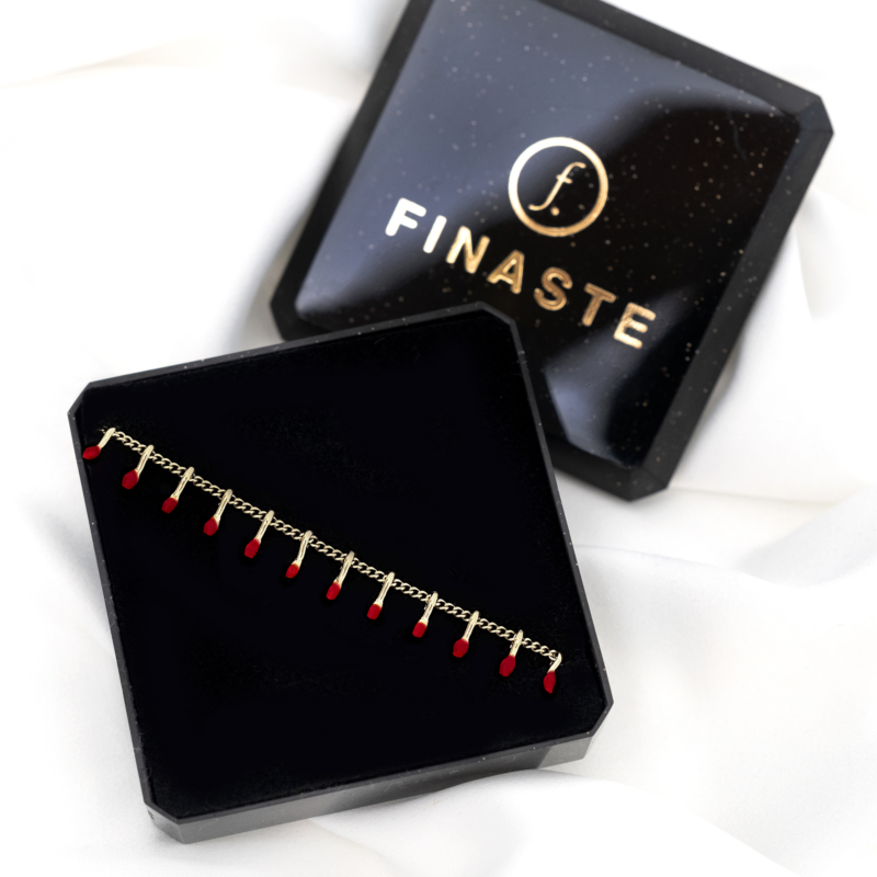 Zilveren enkelbandje met rode details in sieradendoosje