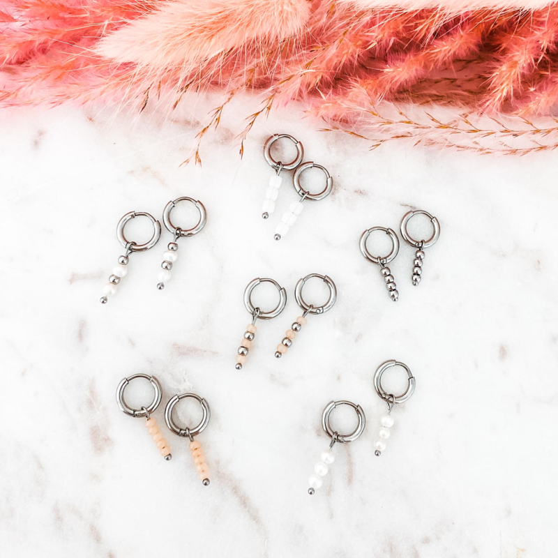 Trendy mix van oorbellen op een marmer plaatje