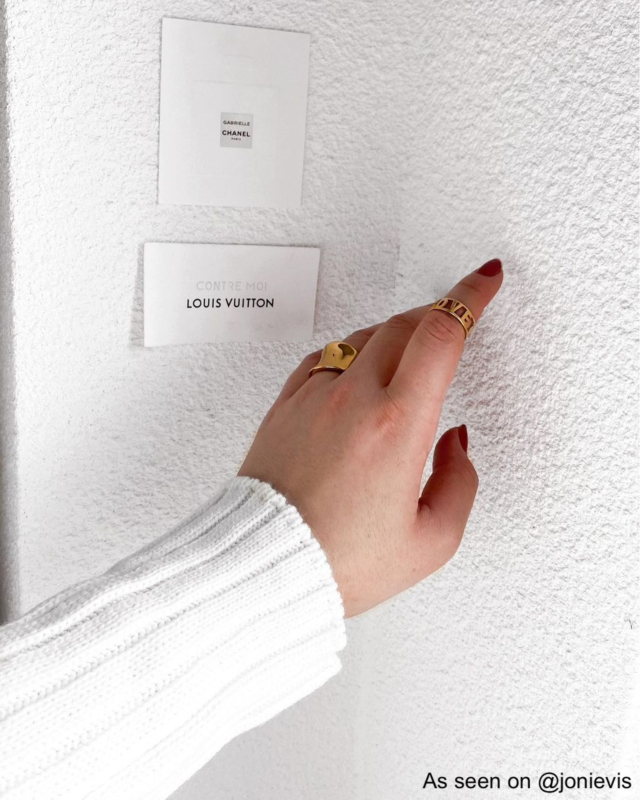 Influencer draagt big zegelring om vinger