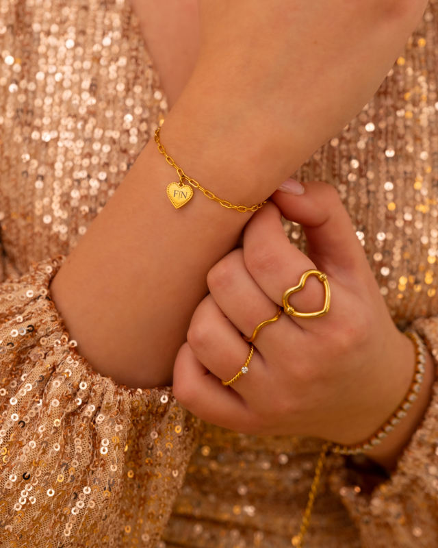 Model draagt hartjes armband en hartjes ring