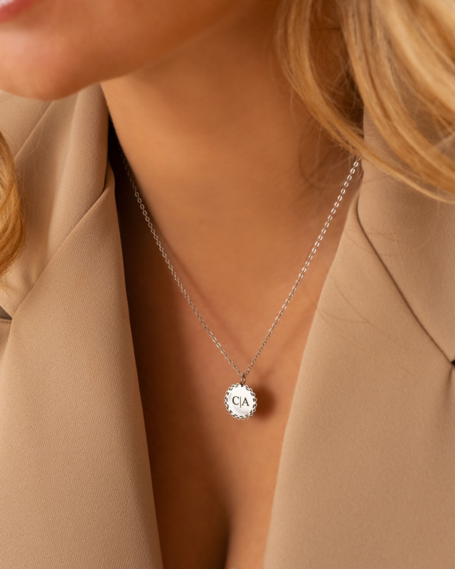 Vintage initial ketting om hals van model