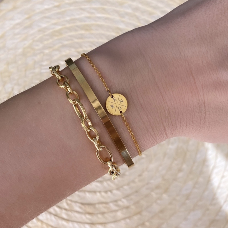 Vrouw draagt gouden armcandy om pols