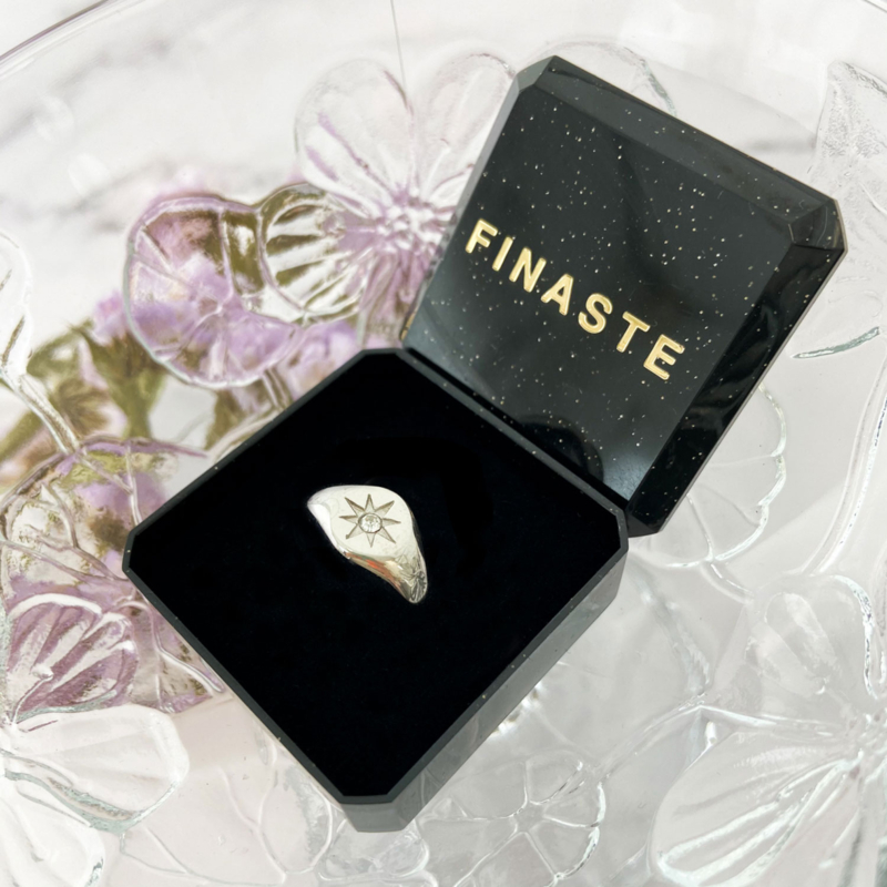 Zilveren ring met een ster en sparkle in een sieradendoosje