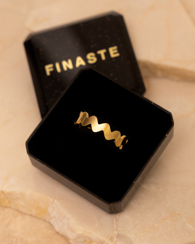 Zigzag ring goudkleurig in sieradendoosje