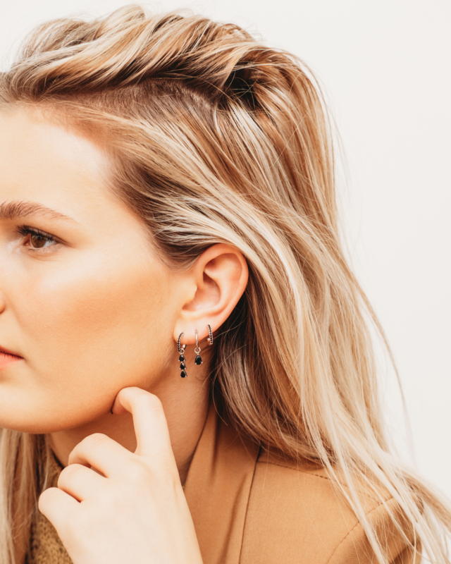 Earparty met oorbellen met zwarte steentjes