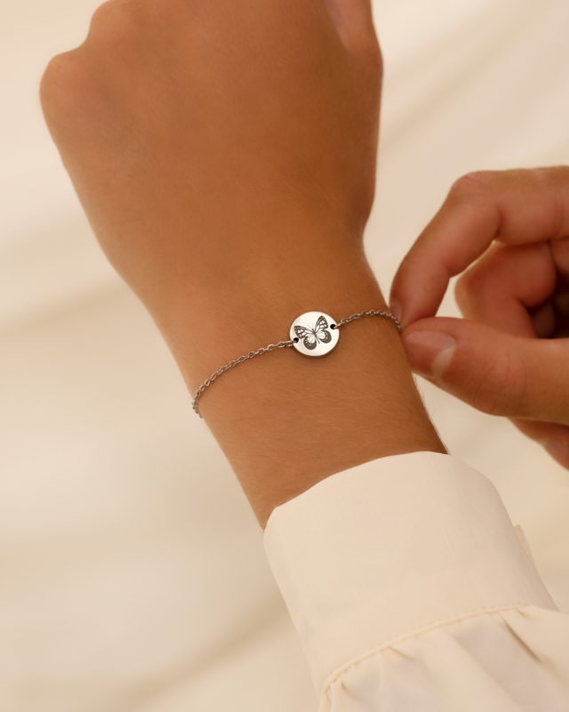 Birth month butterfly armband om pols zilverkleurig