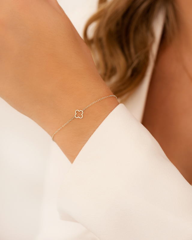 Zilveren armband om pols