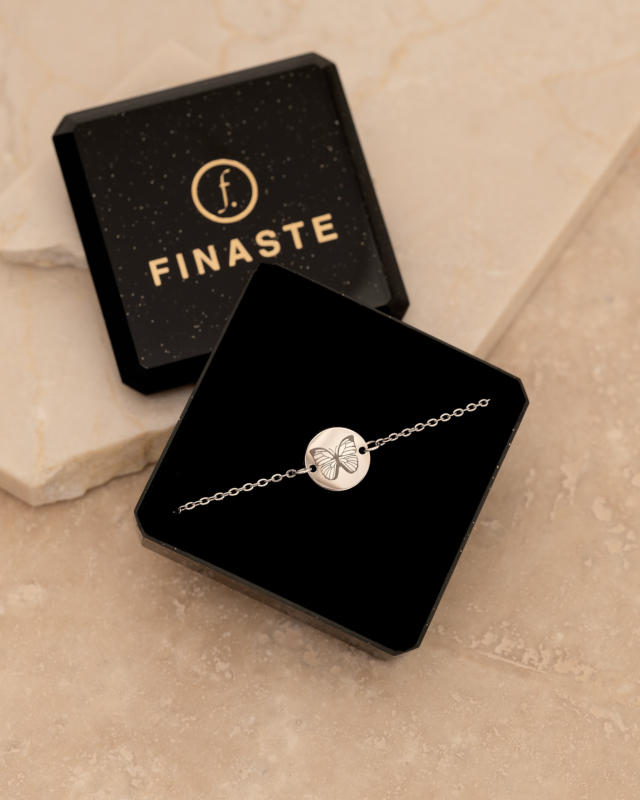 Birth month butterfly armband in sieradendoosje