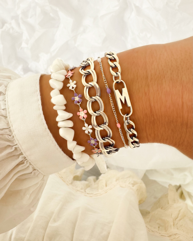 Zilveren armbanden om pols