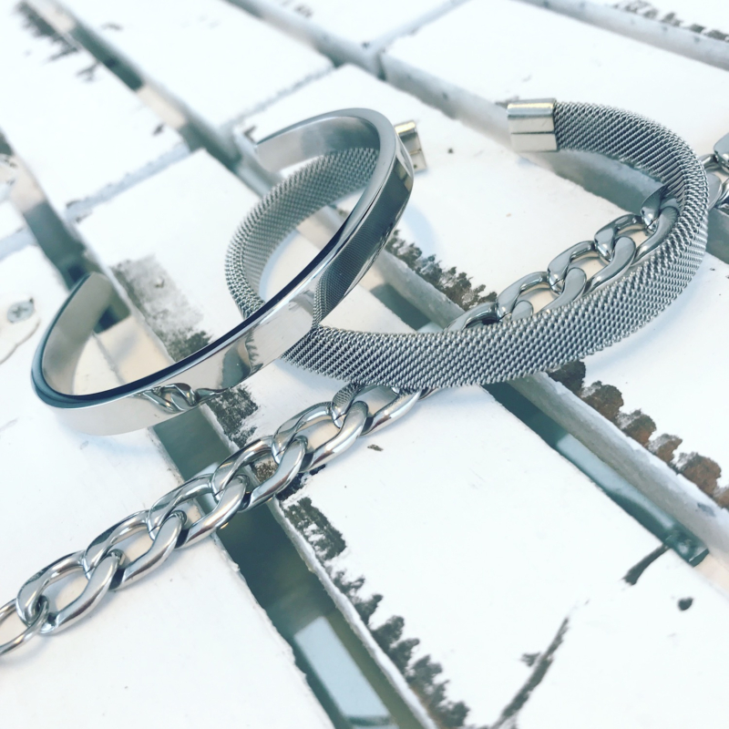 Zilveren sieraden op een houten plankje samen