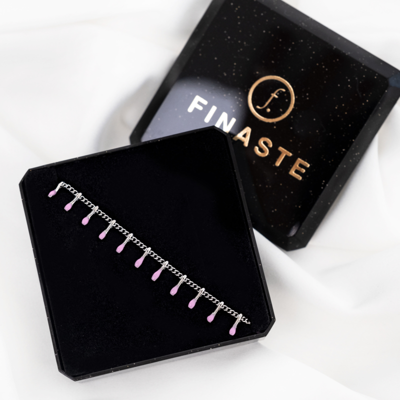 Zilveren enkelbandjes met roze details in sieradendoosje